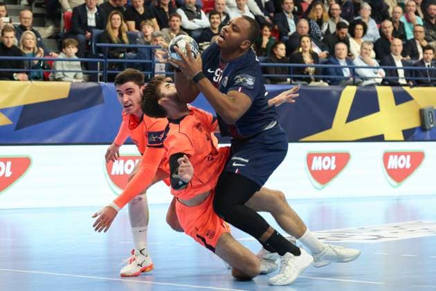 HANDBALL : Paris Saint Germain Vs FC Barcelone - Ligue des Champions - 19 11 2025 Gautier Loredon (Paris Saint Germain) Vs Djordje Cikusa (FC Barcelone) ParisFrance  Copyright: xMichaelxBaucherx