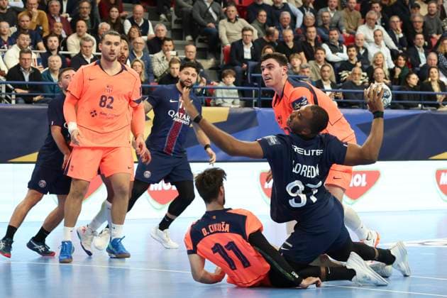 HANDBALL : Paris Saint Germain Vs FC Barcelone - Ligue des Champions - 19 11 2025 Gautier Loredon (Paris Saint Germain) Vs Djordje Cikusa (FC Barcelone) ParisFrance  Copyright: xMichaelxBaucherx