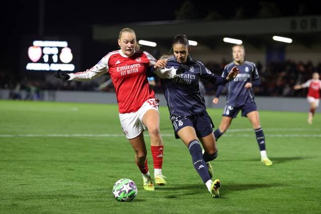 Arsenal gegen Real Madrid Frauen 19. November 2025, Boreham Wood UEFA Women™s Champions League Arsenal gegen Real Madrid Frauen Frida Maanum von Arsenal und Maelle Lakrar von Real Madrid Foto Charlotte Wilson Abseits Boreham Wood UK  Copyright: xCharlottexWilsonx xOffsidexOffside