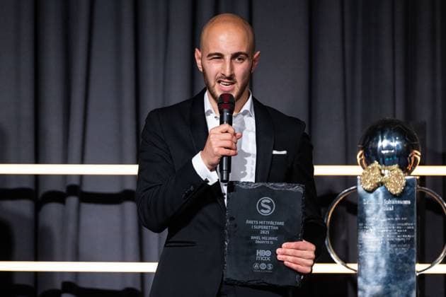251119 Örgrytes Amel Mujanic receives the award for Midfielder of the Year in Superettan during Allsvenskans Stora Pris on November 19, 2025 in Stockholm  Copyright: EMMAxWALLSKOG BB251119EW079