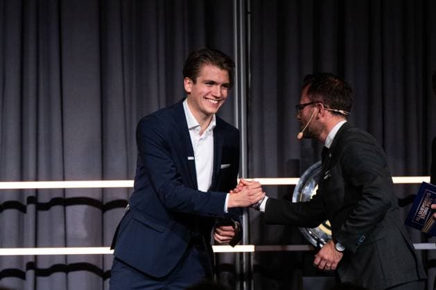 251119 GIF Sundsvalls goalkeeper Jakob Jäger Röding receives the award for the Unicoach goalkeeper of the year from Anders Falk, Unibet, during Allsvenskans Grand Prize on November 19, 2025 in Stockholm  Copyright: EMMAxWALLSKOG BB251119EW081