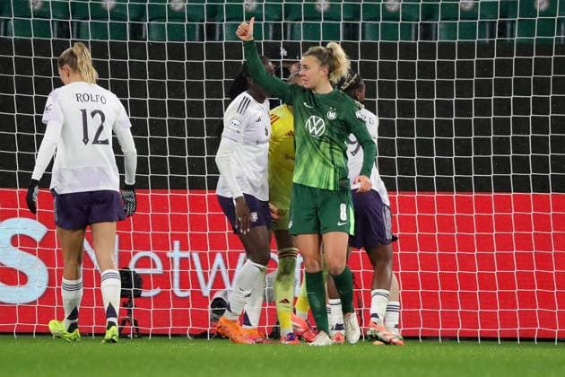 VfL vs Manchester, CL Women Wolfsburg, 19 11 2025, FOOTBALL VfL Wolfsburg vs Manchester United, Champions League Women, Season 2025 26 Lena Lattwein VfL Wolfsburg Wolfsburg