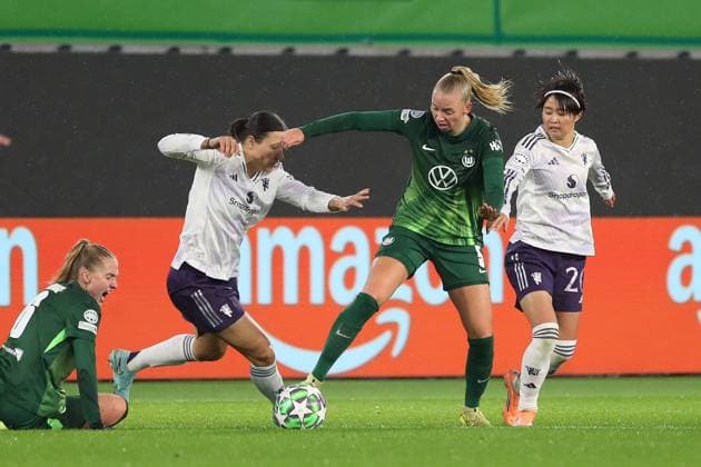 VfL vs Manchester, CL Women Wolfsburg, 19 11 2025, FOOTBALL VfL Wolfsburg vs Manchester United, Champions League Women, Season 2025 26 Ella Paddemors VfL Wolfsburg , Hinata Miyazawa Manchester United Wolfsburg