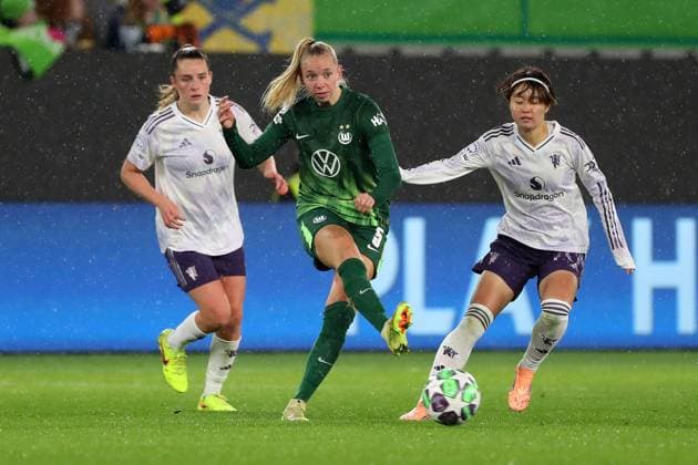VfL vs Manchester, CL Women Wolfsburg, 19 11 2025, FOOTBALL VfL Wolfsburg vs Manchester United, Champions League Women, Season 2025 26 Ella Paddemors VfL Wolfsburg Hinata Miyazawa Manchester United Wolfsburg