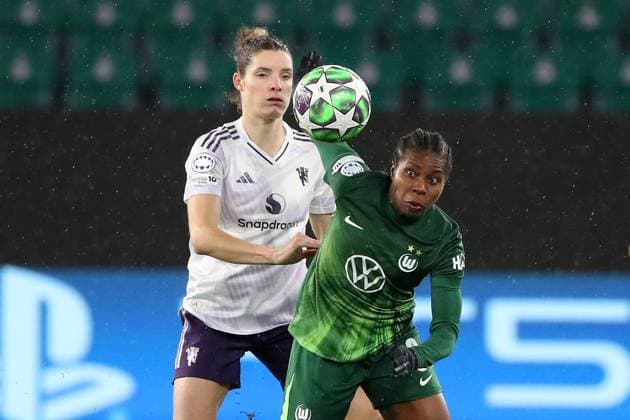 VfL vs Manchester, CL Women Wolfsburg, 19 11 2025, FOOTBALL VfL Wolfsburg vs Manchester United, Champions League Women, Season 2025 26 Dominique Jannssen Manchester United , Lineth Beerensteyn VfL Wolfsburg Wolfsburg