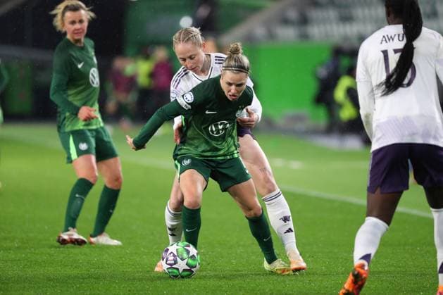 VfL vs Manchester, CL Women Wolfsburg, 19 11 2025, FOOTBALL VfL Wolfsburg vs Manchester United, Champions League Women, Season 2025 26 Svenja Huth VfL Wolfsburg , Leah Galton Manchester United Wolfsburg
