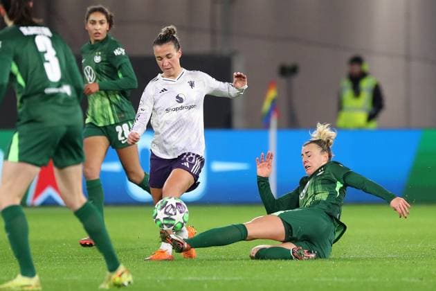 VfL vs Manchester, CL Women Wolfsburg, 19 11 2025, FOOTBALL VfL Wolfsburg vs Manchester United, Champions League Women, Season 2025 26 Julia Zigiotti Olme Manchester United , Lena Lattwein VfL Wolfsburg Wolfsburg Wolfsburg