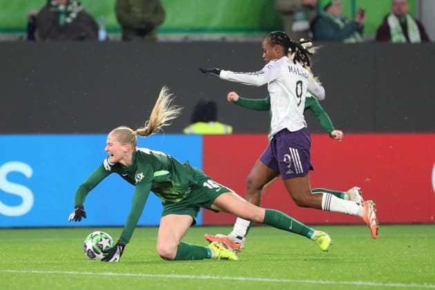 VfL vs Manchester, CL Women Wolfsburg, 19 11 2025, FOOTBALL VfL Wolfsburg vs Manchester United, Champions League Women, Season 2025 26 Camilla Küver VfL Wolfsburg , Melvine Malard Manchester United Wolfsburg