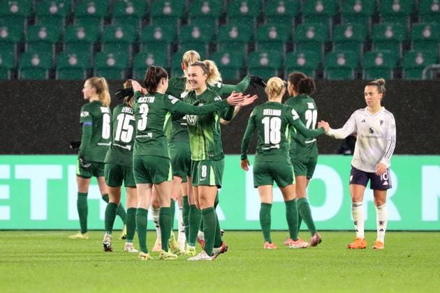 VfL vs Manchester, CL Women Wolfsburg, 19 11 2025, FOOTBALL VfL Wolfsburg vs Manchester United, Champions League Women, Season 2025 26 Final cheer Wolfsburg