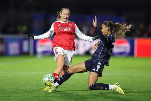 Arsenal gegen Real Madrid Frauen 19. November 2025, Boreham Wood UEFA Women™s Champions League Arsenal gegen Real Madrid Frauen Frida Maanum von Arsenal wird vom Platz gestellt Foto Charlotte Wilson Abseits Boreham Wood UK  Copyright: xCharlottexWilsonx xOffsidexOffside