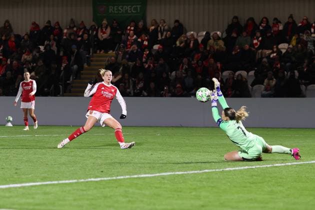 Arsenal gegen Real Madrid Frauen 19. November 2025, Boreham Wood UEFA Women™s Champions League Arsenal gegen Real Madrid Frauen Real Madrids Torhüterin Misa Rodriguez pariert einen Schuss von Alessia Russo von Arsenal Foto Charlotte Wilson Abseits Boreham Wood UK  Copyright: xCharlottexWilsonx xOffsidexOffside
