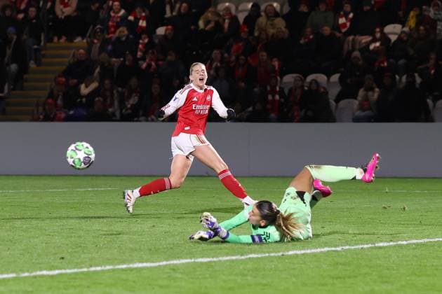 Arsenal gegen Real Madrid Frauen 19. November 2025, Boreham Wood UEFA Women™s Champions League Arsenal gegen Real Madrid Frauen Real Madrids Torhüterin Misa Rodriguez pariert einen Schuss von Alessia Russo von Arsenal Foto Charlotte Wilson Abseits Boreham Wood UK  Copyright: xCharlottexWilsonx xOffsidexOffside