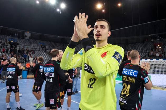 HC Zagreb v SC Magdeburg - EHF Champions League ZAGREB, CROATIA - NOVEMBER 19: Matej Mandic of SC Magdeburg greets fans after the EHF Champions League match between HC Zagreb and SC Magdeburg at Arena Zagreb on November 19, 2025 in Zagreb, Croatia.  Igorxkralj PIXSELL