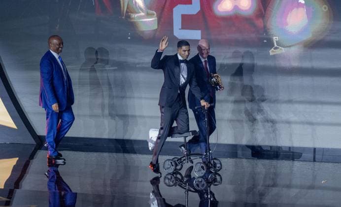 Sport Bilder des Tages CAF Awards 2025 SALE, MOROCCO - NOVEMBER 19: Paris Saint-Germain’s Moroccan player Achraf Hakimi (C) receives the African Footballer of the Year award during the CAF Awards ceremony in Sale, Morocco on November 19, 2025. FIFA President Gianni Infantino (R) and Confederation of African Football (CAF) President Patrice Motsepe (L) attended the event. Abu Adem Muhammed Anadolu Sale Morocco. Editorial use only. Please get in touch for any other usage.  Copyright: x2025xAnadoluxAbuxAdemxMuhammedx