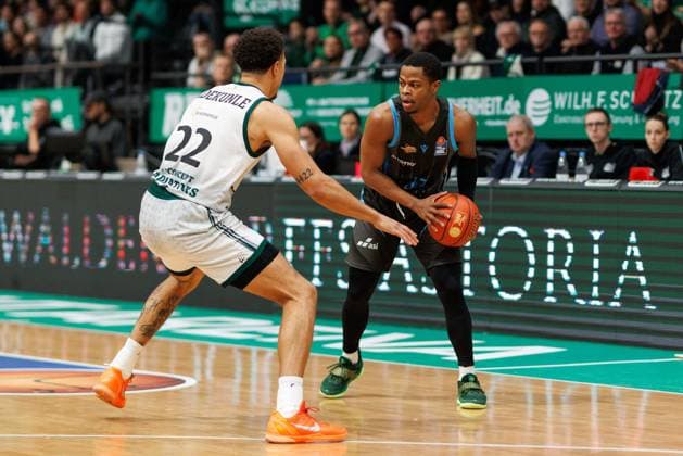 Eric Washington Science City Jena in a duel with Nolan Adekunle Gladiators Trier , Vet Concept Gladiators Trier vs Science City Jena, Basketball, easyCredit BBL, Matchday 8, Season 2025 2026, 19 11 2025 Vet Concept Gladiators Trier vs Science City Jena, Basketball, easyCredit BBL, Matchday 8, Season 2025 2026, 19 11 2025 Copyright: xEibner-Pressefoto AlexanderxNeisx EP_ANS
