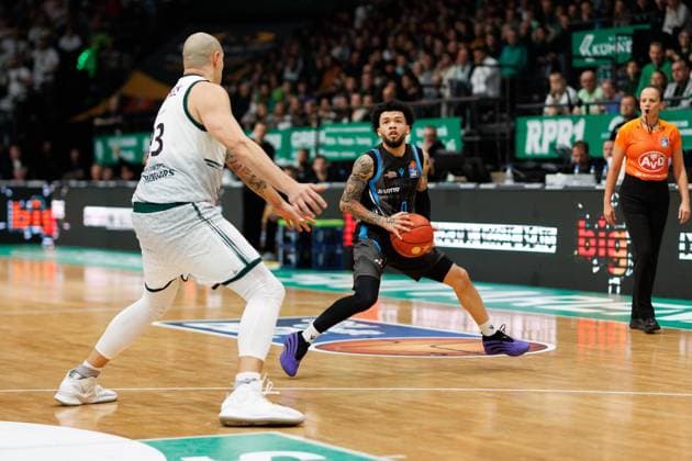 Tavian Dunn Martin Science City Jena in a duel with Maik Zirbes Gladiators Trier , Vet Concept Gladiators Trier vs Science City Jena, Basketball, easyCredit BBL, Matchday 8, Season 2025 2026, 19 11 2025 Vet Concept Gladiators Trier vs Science City Jena, Basketball, easyCredit BBL, Matchday 8, Season 2025 2026, 19 11 2025 Copyright: xEibner-Pressefoto AlexanderxNeisx EP_ANS