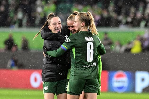 Soccer I Women I Season 2025 2026 I Champions League I Matchday 4 I VfL Wolfsburg Manchester United I 19 11 2025 Delighted with the win Sophia Kleinherne 4, VfL Wolfsburg , Vivien Endemann 25, VfL Wolfsburg and Janina Minge 6, VfL Wolfsburg f l n r Wolfsburg Volkswagen Arena Niedersachsen Germany Copyright: xLobeca InesxHähnelx