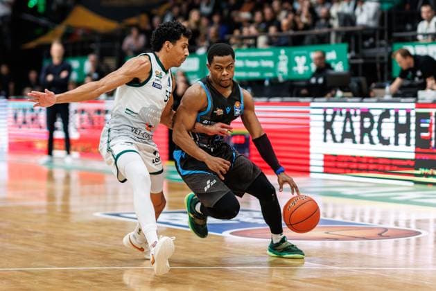 Eric Washington Science City Jena in a duel with Eli Brooks Gladiators Trier , Vet Concept Gladiators Trier vs Science City Jena, Basketball, easyCredit BBL, Matchday 8, Season 2025 2026, 19 11 2025 Vet Concept Gladiators Trier vs Science City Jena, Basketball, easyCredit BBL, Matchday 8, Season 2025 2026, 19 11 2025 Copyright: xEibner-Pressefoto AlexanderxNeisx EP_ANS