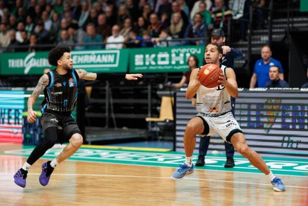 Jordan Roland Gladiators Trier in a duel with Tavian Dunn Martin Science City Jena , Vet Concept Gladiators Trier vs Science City Jena, Basketball, easyCredit BBL, Matchday 8, Season 2025 2026, 19 11 2025 Vet Concept Gladiators Trier vs Science City Jena, Basketball, easyCredit BBL, Matchday 8, Season 2025 2026, 19 11 2025 Copyright: xEibner-Pressefoto AlexanderxNeisx EP_ANS