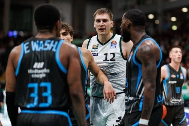 Marten Linssen Gladiators Trier discusses with Eric Washington Science City Jena , Vet Concept Gladiators Trier vs Science City Jena, Basketball, easyCredit BBL, Matchday 8, Season 2025 2026, 19 11 2025 Vet Concept Gladiators Trier vs Science City Jena, Basketball, easyCredit BBL, Matchday 8, Season 2025 2026, 19 11 2025 Copyright: xEibner-Pressefoto AlexanderxNeisx EP_ANS