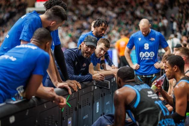 Bjoern Harmsen Head Coach Science City Jena during the time-out speech, Vet Concept Gladiators Trier vs Science City Jena, Basketball, easyCredit BBL, Matchday 8, Season 2025 2026, 19 11 2025 Vet Concept Gladiators Trier vs Science City Jena, Basketball, easyCredit BBL, Matchday 8, Season 2025 2026, 19 11 2025 Copyright: xEibner-Pressefoto AlexanderxNeisx EP_ANS