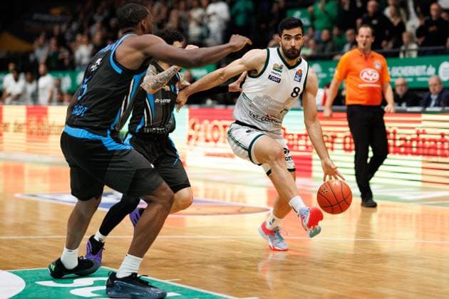 Behnam Yakhchali Gladiators Trier in a duel with Tavian Dunn Martin Science City Jena and Naz Bohannon Science City Jena , Vet Concept Gladiators Trier vs Science City Jena, Basketball, easyCredit BBL, Matchday 8, Season 2025 2026, 19 11 2025 Vet Concept Gladiators Trier vs Science City Jena, Basketball, easyCredit BBL, Matchday 8, Season 2025 2026, 19 11 2025 Copyright: xEibner-Pressefoto AlexanderxNeisx EP_ANS