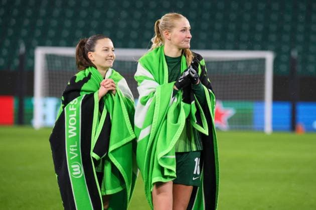 Wolfsburg, Germany 19 November 2025 Champions League Women 2025 2026 VfL Wolfsburg vs Manchester United In the picture from left Joelle Wedemeyer VfL and Camilla Küver Kuever VfL at the final cheer AOK Stadion Niedersachsen Copyright: xFotostandx xFantinix