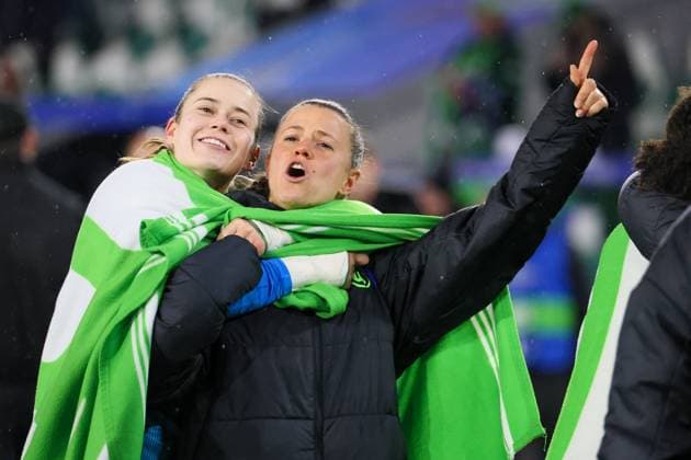 Wolfsburg, Germany 19 November 2025 Champions League Women 2025 2026 VfL Wolfsburg vs Manchester United In the picture from left goalkeeper Stina Johannes VfL and goalkeeper Martina Tufekovic VfL at the final celebration AOK Stadion Niedersachsen Copyright: xFotostandx xFantinix