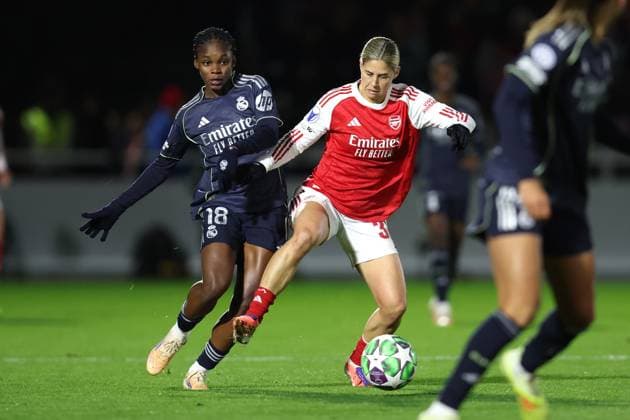 Arsenal gegen Real Madrid Frauen 19. November 2025, Boreham Wood UEFA Women™s Champions League Arsenal gegen Real Madrid Frauen Linda Caicedo von Real Madrid und Kyra Cooney Cross von Arsenal Foto Charlotte Wilson Abseits Boreham Wood UK  Copyright: xCharlottexWilsonx xOffsidexOffside