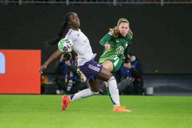 19 11 2025, xgrfx, Football UEFA WomenÂs Champions League, VfL Wolfsburg Manchester United v l Melvine Malard Manchester United , Janou Levels VfL Wolfsburg DFL DFB REGULATIONS PROHIBIT ANY USE OF PHOTOGRAPHS as IMAGE SEQUENCES and or QUASI VIDEO Wolfsburg