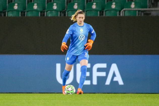 19 11 2025, xgrfx, Football UEFA WomenÂs Champions League, VfL Wolfsburg Manchester United v l Stina Johannes VfL Wolfsburg DFL DFB REGULATIONS PROHIBIT ANY USE OF PHOTOGRAPHS as IMAGE SEQUENCES and or QUASI VIDEO Wolfsburg