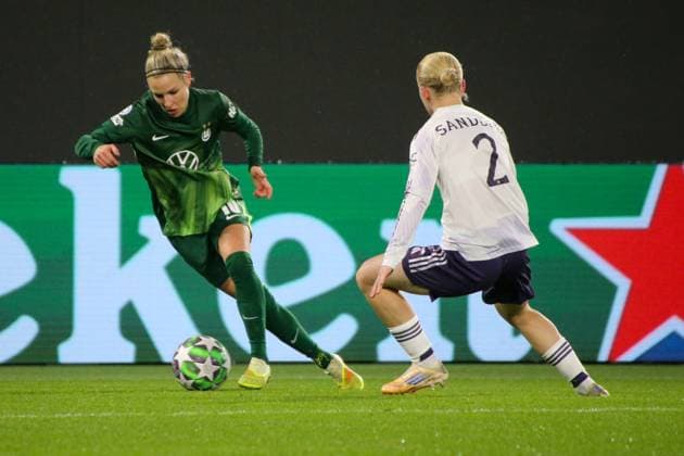 19 11 2025, xgrfx, Football UEFA WomenÂs Champions League, VfL Wolfsburg Manchester United v l Svenja Huth VfL Wolfsburg , Anna Sandberg Manchester United DFL DFB REGULATIONS PROHIBIT ANY USE OF PHOTOGRAPHS as IMAGE SEQUENCES and or QUASI VIDEO Wolfsburg