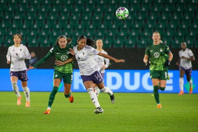 19 11 2025, xgrfx, Football UEFA WomenÂs Champions League, VfL Wolfsburg Manchester United v l Kessya Bussy VfL Wolfsburg , Jayde Riviere Manchester United DFL DFB REGULATIONS PROHIBIT ANY USE OF PHOTOGRAPHS as IMAGE SEQUENCES and or QUASI VIDEO Wolfsburg