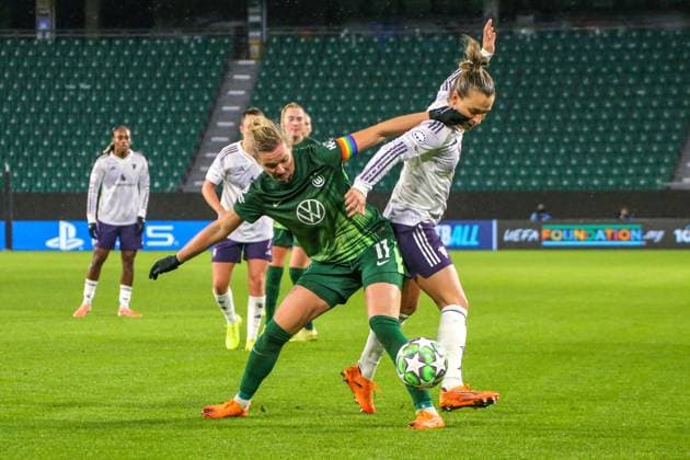 19 11 2025, xgrfx, Football UEFA WomenÂs Champions League, VfL Wolfsburg Manchester United v l Alexandra Popp VfL Wolfsburg , Julia Zigiotti Manchester United DFL DFB REGULATIONS PROHIBIT ANY USE OF PHOTOGRAPHS as IMAGE SEQUENCES and or QUASI VIDEO Wolfsburg