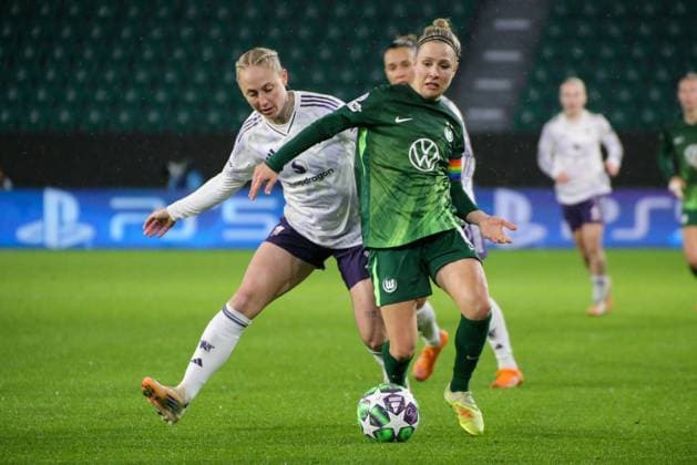 19 11 2025, xgrfx, Football UEFA WomenÂs Champions League, VfL Wolfsburg Manchester United v l Leah Galton Manchester United , Svenja Huth VfL Wolfsburg DFL DFB REGULATIONS PROHIBIT ANY USE OF PHOTOGRAPHS as IMAGE SEQUENCES and or QUASI VIDEO Wolfsburg