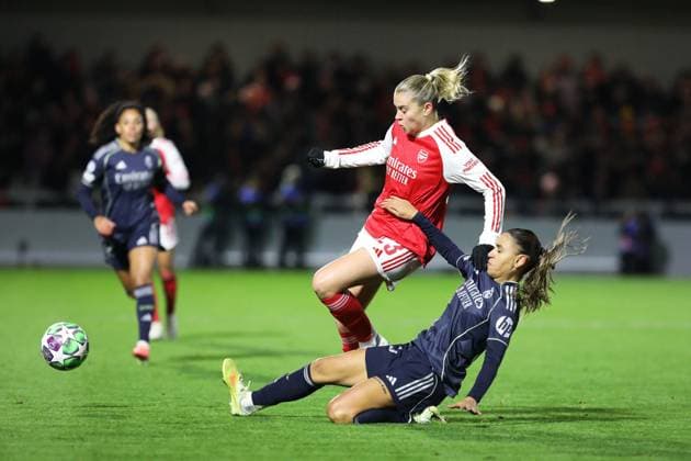 Alessia Russo of Arsenal Women on the ball during the UEFA Women s Champions League match between Arsenal Women and Real Madrid Femenino at Meadow Park, London, England on 19 November 2025. Copyright: xJoshuaxSmithx 44300005