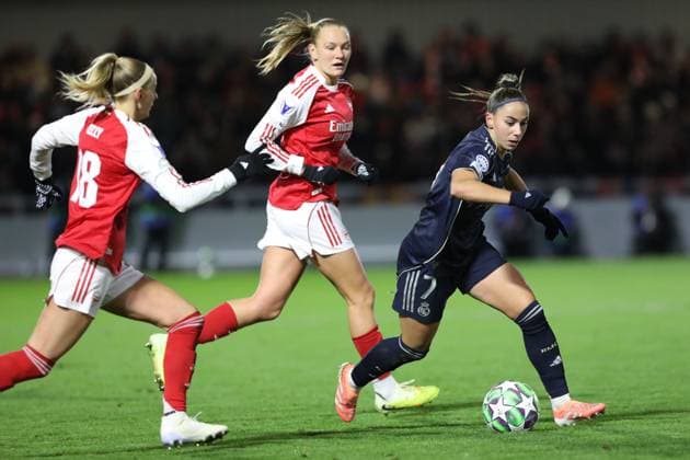 Athenea del Castillo of Real Madrid Femenino on the ball during the UEFA Women s Champions League match between Arsenal Women and Real Madrid Femenino at Meadow Park, London, England on 19 November 2025. Copyright: xJoshuaxSmithx 44300027