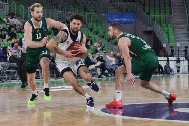 (251120) -- LJUBLJANA, Nov. 20, 2025 -- Devon Daniels IV (C) of Veolia Towers Hamburg competes during the BKT Eurocup 2025 26 match between Cedevita Olimpija Ljubljana and Veolia Towers Hamburg in Ljubljana, Slovenia, Nov. 19, 2025. (Photo by Xinhua) (SP)SLOVENIA-LJUBLJANA-BASKETBALL-BKT EUROCUP-CEDEVITA OLIMPIJA LJUBLJANA VS VEOLIA TOWERS HAMBURG ZeljkoxStevanic 