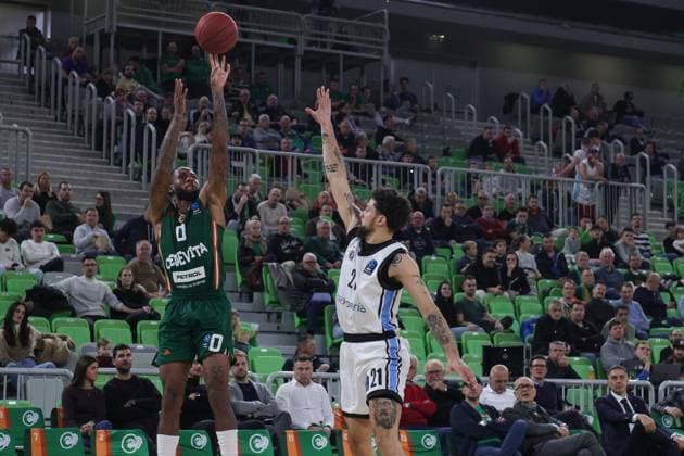 (251120) -- LJUBLJANA, Nov. 20, 2025 -- DJ Stewart (L) of Cedevita Olimpija Ljubljana shoots during the BKT Eurocup 2025 26 match between Cedevita Olimpija Ljubljana and Veolia Towers Hamburg in Ljubljana, Slovenia, Nov. 19, 2025. (Photo by Xinhua) (SP)SLOVENIA-LJUBLJANA-BASKETBALL-BKT EUROCUP-CEDEVITA OLIMPIJA LJUBLJANA VS VEOLIA TOWERS HAMBURG ZeljkoxStevanic 