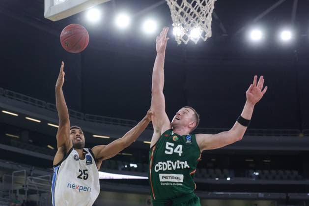(251120) -- LJUBLJANA, Nov. 20, 2025 -- Kenneth Ogbe (L) of Veolia Towers Hamburg goes for a layup during the BKT Eurocup 2025 26 match between Cedevita Olimpija Ljubljana and Veolia Towers Hamburg in Ljubljana, Slovenia, Nov. 19, 2025. (Photo by Xinhua) (SP)SLOVENIA-LJUBLJANA-BASKETBALL-BKT EUROCUP-CEDEVITA OLIMPIJA LJUBLJANA VS VEOLIA TOWERS HAMBURG ZeljkoxStevanic 