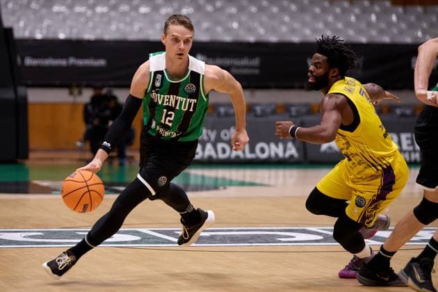 November 19, 2025, Badalona, Barcelona, Spain: Ludde Hakanson of Joventut Badalona in action during the Basketball Champions League season X game between Joventut Badalona and Hapoel Netanel Holon at Palau Olimpic de Badalona on November 19, 2025 in Badalona, Spain. Badalona Spain - ZUMAr232 20251119_zsp_r232_004 Copyright: xDavidxRamirezx