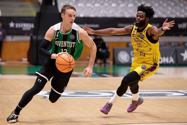 November 19, 2025, Badalona, Barcelona, Spain: Ludde Hakanson of Joventut Badalona in action with Derrick Walton Jr of Hapoel Netanel Holon during the Basketball Champions League season X game between Joventut Badalona and Hapoel Netanel Holon at Palau Olimpic de Badalona on November 19, 2025 in Badalona, Spain. Badalona Spain - ZUMAr232 20251119_zsp_r232_009 Copyright: xDavidxRamirezx