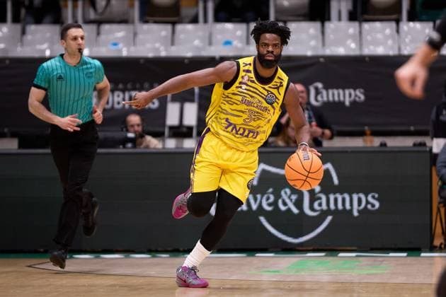 November 19, 2025, Badalona, Barcelona, Spain: Derrick Walton Jr of Hapoel Netanel Holon in action during the Basketball Champions League season X game between Joventut Badalona and Hapoel Netanel Holon at Palau Olimpic de Badalona on November 19, 2025 in Badalona, Spain. Badalona Spain - ZUMAr232 20251119_zsp_r232_016 Copyright: xDavidxRamirezx