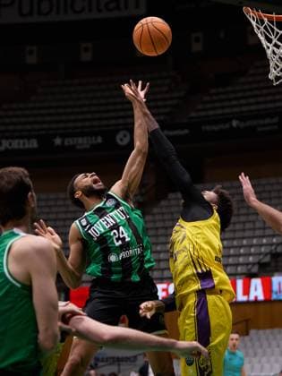 November 19, 2025, Badalona, Barcelona, Spain: Cameron Hunt of Joventut Badalona in action with Hassan Martin of Hapoel Netanel Holon during the Basketball Champions League season X game between Joventut Badalona and Hapoel Netanel Holon at Palau Olimpic de Badalona on November 19, 2025 in Badalona, Spain. Badalona Spain - ZUMAr232 20251119_zsp_r232_058 Copyright: xDavidxRamirezx