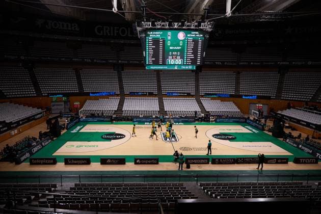 November 19, 2025, Badalona, Barcelona, Spain: Views of the basketball arena with no spectators, as the game is being played behind closed doors for security reasons during the Basketball Champions League season X game between Joventut Badalona and Hapoel Netanel Holon at Palau Olimpic de Badalona on November 19, 2025 in Badalona, Spain. Badalona Spain - ZUMAr232 20251119_zsp_r232_074 Copyright: xDavidxRamirezx