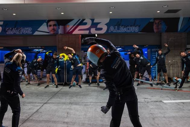 Formula 1 Heineken Las Vegas Grand Prix 2025 Thomas Cerato OVERTAKE MAXPPP - Las Vegas 20 11 2025 Atlassian Williams Racing mechanics warming up at the Formula 1 Heineken Las Vegas Grand Prix 2025, the 22nd round of the 2025 FIA Formula 1 World Championship, WM, Weltmeisterschaft held on the Las Vegas Strip Circuit in Las Vegas, Nevada, United States, from 19 to 22 November 2025. Las Vegas Las Vegas Strip Circuit United States  Copyright: xOVERTAKE MAXPPPxThomasxCeratox OVT202511206258 OVT202511206258
