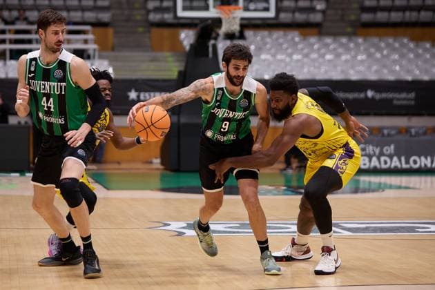 November 19, 2025, Badalona, Barcelona, Spain: Ricky Rubio of Joventut Badalona in action with Hassan Martin of Hapoel Netanel Holon during the Basketball Champions League season X game between Joventut Badalona and Hapoel Netanel Holon at Palau Olimpic de Badalona on November 19, 2025 in Badalona, Spain. Badalona Spain - ZUMAr232 20251119_zsp_r232_079 Copyright: xDavidxRamirezx