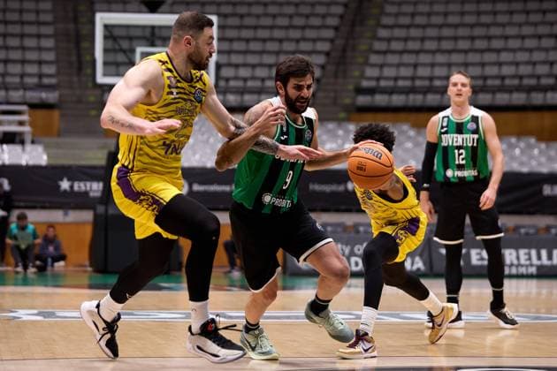 November 19, 2025, Badalona, Barcelona, Spain: Ricky Rubio of Joventut Badalona in action with Netanel Artzi of Hapoel Netanel Holon during the Basketball Champions League season X game between Joventut Badalona and Hapoel Netanel Holon at Palau Olimpic de Badalona on November 19, 2025 in Badalona, Spain. Badalona Spain - ZUMAr232 20251119_zsp_r232_093 Copyright: xDavidxRamirezx