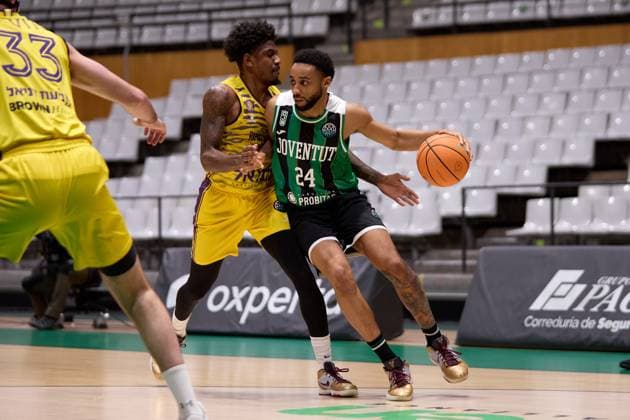 November 19, 2025, Badalona, Barcelona, Spain: Cameron Hunt of Joventut Badalona in action with Xavier Munford of Hapoel Netanel Holon during the Basketball Champions League season X game between Joventut Badalona and Hapoel Netanel Holon at Palau Olimpic de Badalona on November 19, 2025 in Badalona, Spain. Badalona Spain - ZUMAr232 20251119_zsp_r232_094 Copyright: xDavidxRamirezx