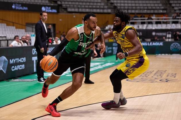 November 19, 2025, Badalona, Barcelona, Spain: Adam Hanga of Joventut Badalona in action with Derrick Walton Jr of Hapoel Netanel Holon during the Basketball Champions League season X game between Joventut Badalona and Hapoel Netanel Holon at Palau Olimpic de Badalona on November 19, 2025 in Badalona, Spain. Badalona Spain - ZUMAr232 20251119_zsp_r232_106 Copyright: xDavidxRamirezx